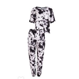 Super soft, comfortable, and stylish Honeydew Lounge Set. New in package. Size L